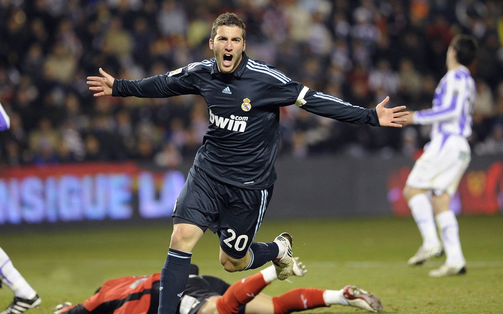 “华金·托比利亚的坚韧防守与领导风范，成就阿根廷美洲狮队的新辉煌”